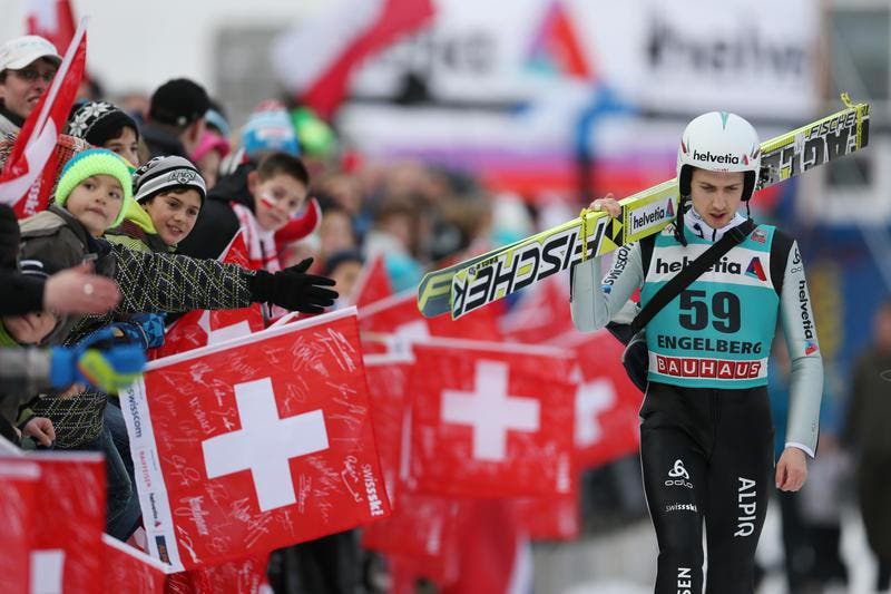 Simon Ammann läuft nachdenklich zur Gondel für den Finallauf am Weltcup Skispringen in Engelberg. (Bild: Philipp Schmidli/Neue LZ)