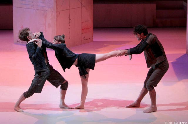 Bert Uyttenhove (Mercutio), Rachel Lawrence (Julias Amme), Davidson Farias (Romeo) (Bild: Ida Zenna / www.zenna.de)