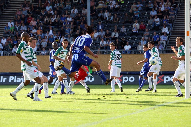 29. August 2009: Hakan Yakin erzielt gegen den FC St. Gallen das 1:1. (Bild: Philipp Schmidli/Neue LZ)