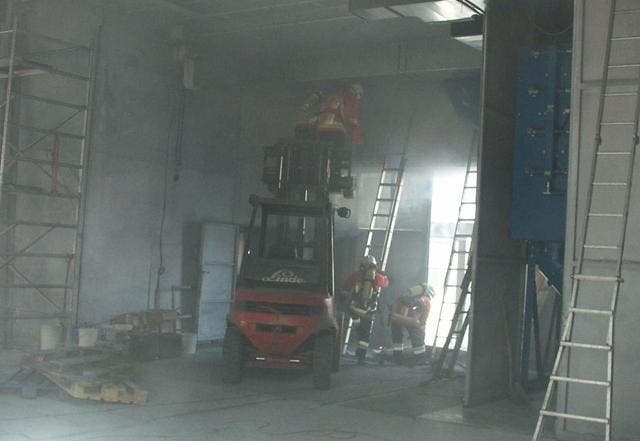 Die Feuerwehrleute bei der Brandbekämpfung. (Bild Kapo Schwyz)