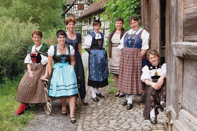 Die Landfrauen sind bei Clara Schurtenberger (zweite von rechts) in Ballwil zu Gast. (Bild: Merly Knörle / SRF)