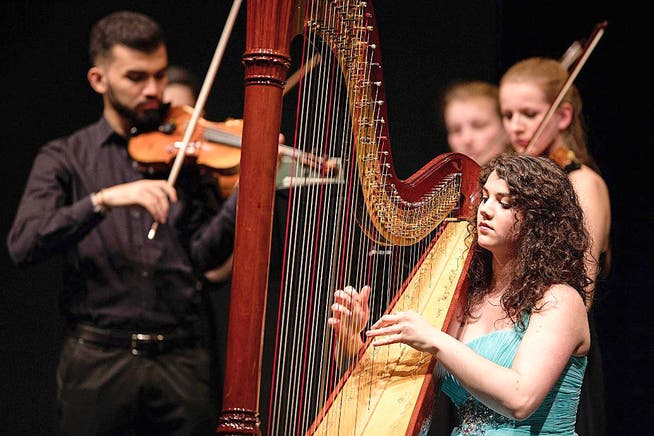 Joanna Thalmann überzeugt mit ihrem virtuosen Harfenspiel. (Bild: Philipp Schmidli)