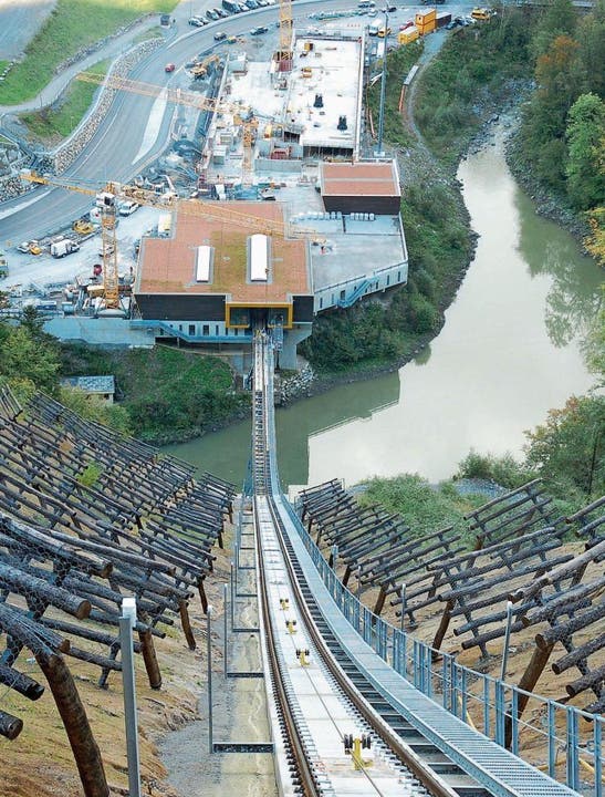 Blick vom Bahntrassee auf die Talstation der neuen Stoosbahn. Mit bis zu 110 Prozent Neigung wird dies die steilste Standseilbahn der Welt. (Bild: Franz Steinegger (20. September 2017))