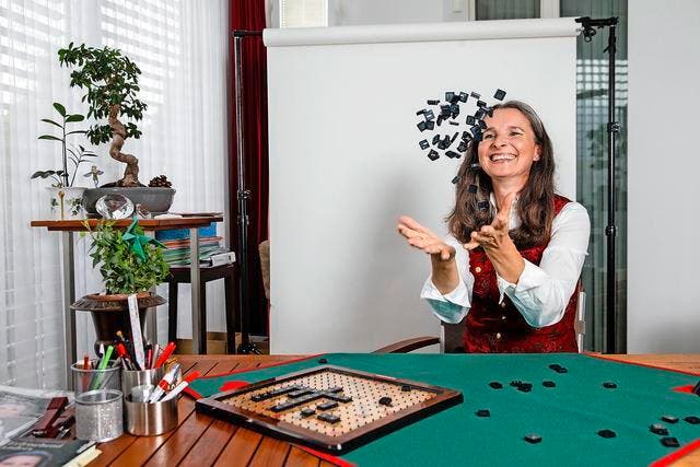 SVP-Ständeratskandidatin Yvette Estermann (48 spielt Scrabble in drei Sprachen – zu Hause mit ihrer Familie in Kriens. (Bild Philipp Schmidli)