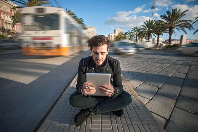 Wer sich im Ausland aufhält, sollte beim Internet-Konsum vorsichtig sein. Das Bild zeigt einen Mann in der italienischen Stadt Cagliari. (Bild: Getty)