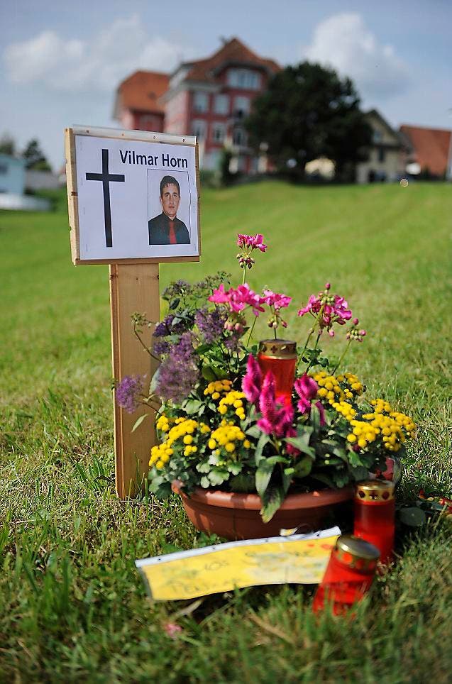 Blumen erinnerten 2009 in Hohenrain an die brutale Tat. (Archivbild Boris Bürgisser)