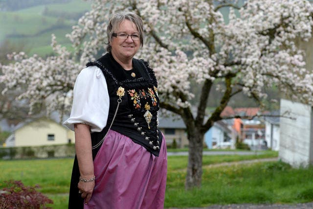 Bernadette Roos, Dirigentin des Jodlerklubs Schüpfheim, in ihrer Sonntagstracht. (Bild: Nadia Schärli / Neue LZ)