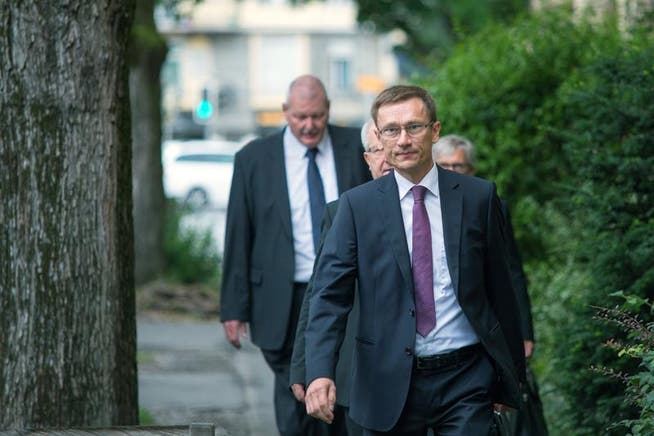 Polizeikommandant Adi Achermann (vorne) und Kripo-Chef Daniel Bussmann (ganz hinten) auf dem Weg zu ihrer Gerichtsverhandlung zum Fall Malters. (Bild: Pius Amrein ( 27. Juni 2017, Luzern))