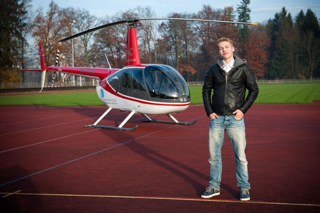 Sven Brinkhaus in seinem Helikopter gestern auf dem Sportplatz der Kantonsschule Reussbühl. (Bild Boris Bürgisser)