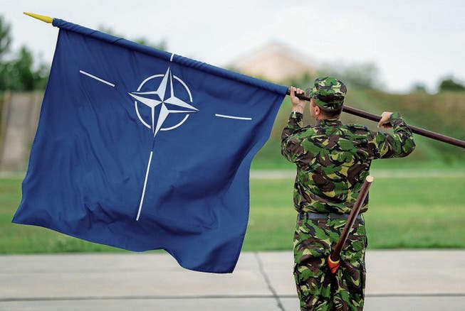 Serbien möchte verhindern, dass die Nato-Flagge in Balkanländern weht. (Bild: Vadim Ghirda/AP (Mihail Kogalniceanu, 14. Juni 2017))