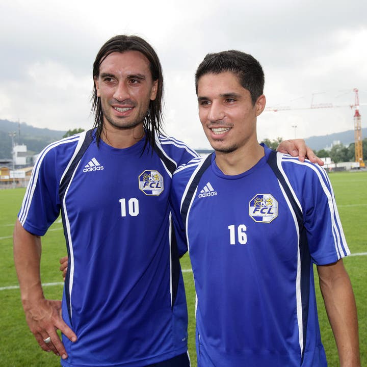 Hakan Yakin mit Cristian Ianu beim FCL-Trainingsstart des FCL vom 26. Juni 2009. (Bild: Philipp Schmidli/Neue LZ)