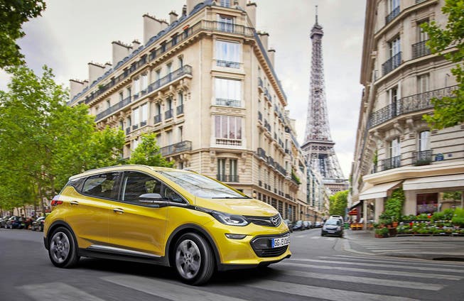 Der Opel Ampera-e gibt sich äusserlich als ganz normales Kompaktfahrzeug. Bild: Werk (Paris, Ende September)