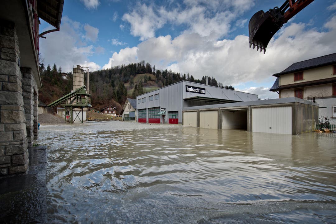«Das Wasser hatte einen ziemlichen Zug drauf. Der Schaden kann noch nicht beziffert werden», so Imbach weiter. (Bild: Pius Amrein / Neue LZ)