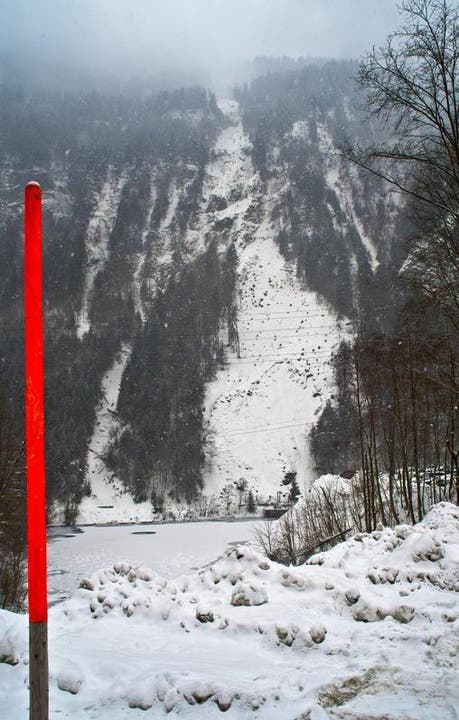 Mit dem Schnee am 24.2.2013 ist gut ersichtlich, wo das Trasse der neuen Stoosbahn entsteht. Das Bild zeigt die Waldschneise oberhalb des Parkplatz Schlattli. (Bild: Erhard Gick / Neue SZ)