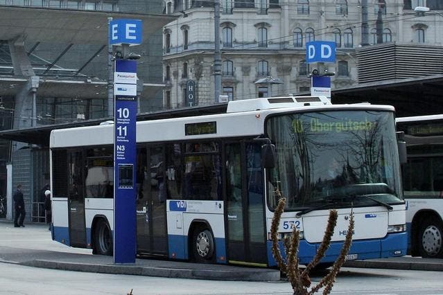 Ein Bus der VBL-Linie 10 am Bahnhof. (Bild PD)