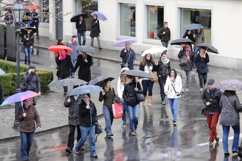 Die Besucher kamen mit Regenschirm und Regenjacke. (Bild: André A. Niederberger / Neue NZ)