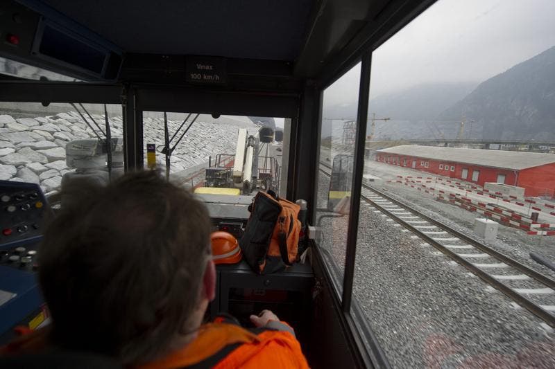 Ein Zug fährt zum ersten Mal auf der fest eingebauten Fahrbahn im Gotthard-Basistunnel von Erstfeld nach Sedrun. (Bild: Keystone)