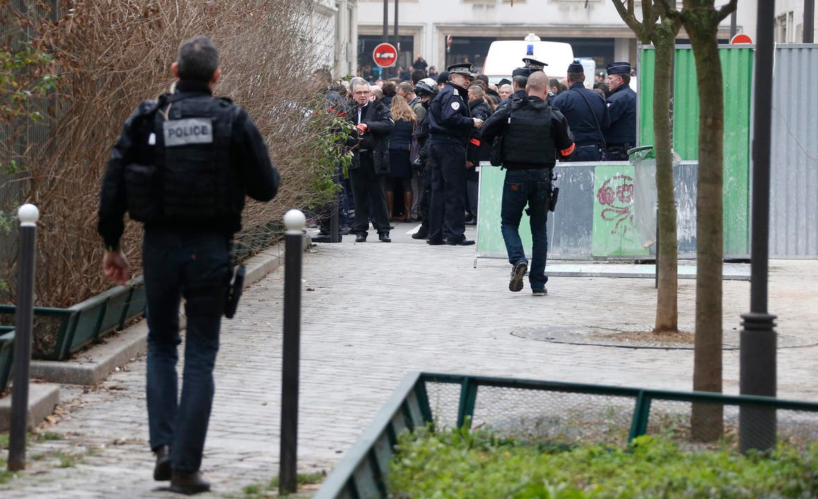 Polizisten blockieren die Zugangsstrassen zum Redaktionsgebäude von Charlie Hebdo. (Bild: IAN LANGSDON)