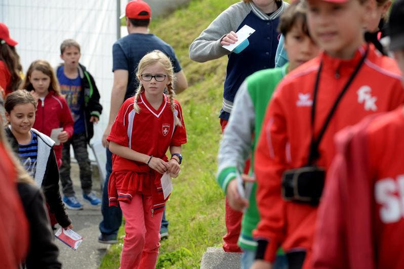 Fans und Zuschauer der Schweizer Nationalmannschaft beim ersten öffentlichen Training. (Bild: Nadia Schärli / Neue LZ)