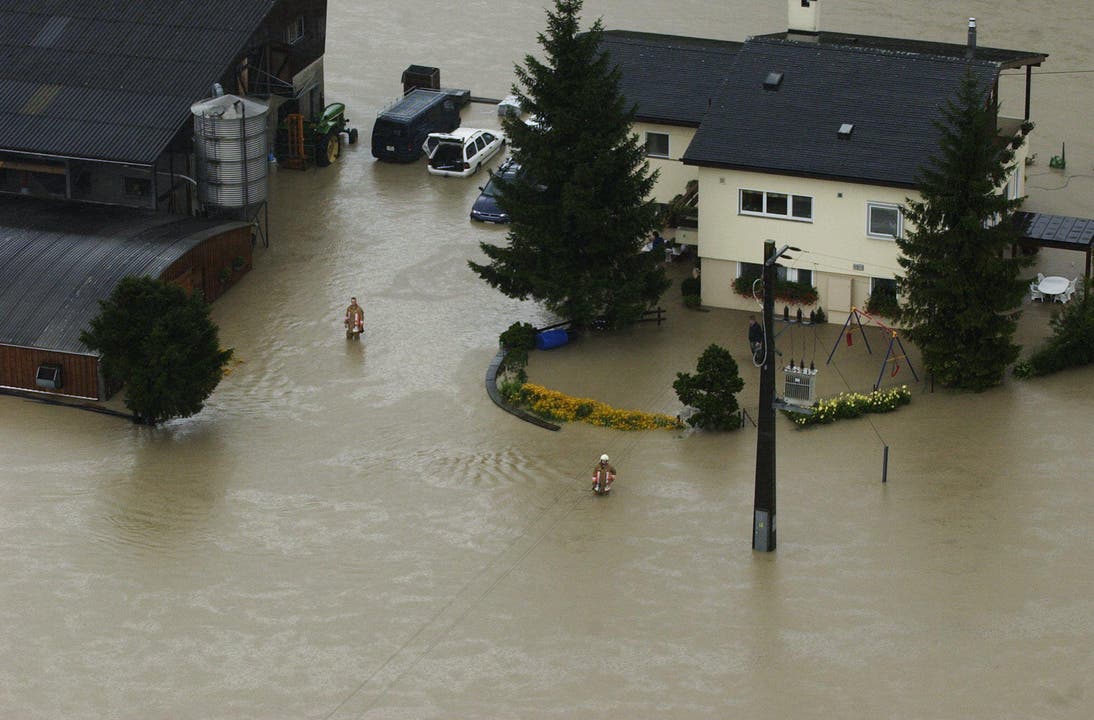 Überschwemmter Bauernhof zwischen Alpnach und Sarnen. (Bild: Archiv Neue OZ)
