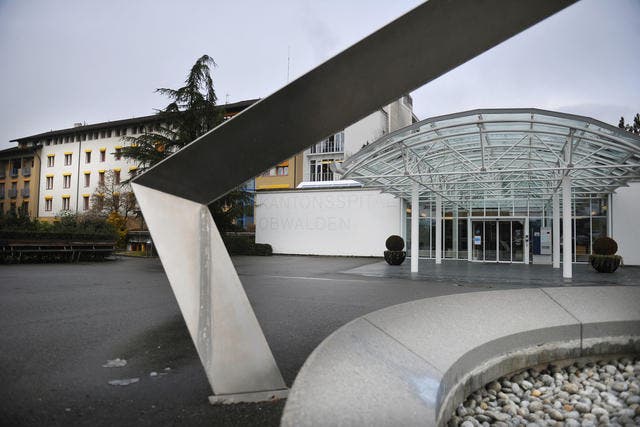 Plus von 1,2 Millionen Franken: Haupteingang des Kantonsspitals Obwalden in Sarnen. (Archivbild Corinne Glanzmann / Neue OZ)
