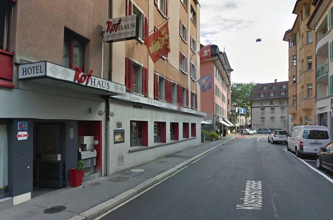 Schliesst per Ende Oktober: Das Hotel Rothaus in der Klosterstrasse in Luzern. (Bild: Google Streetview)