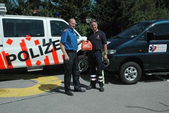 Die Kantonspolizei Obwalden besitzt nun drei Defibrillatoren, um bei plötzlichem Herzkreislauf-Stillstand helfen zu können. (Bild pd)