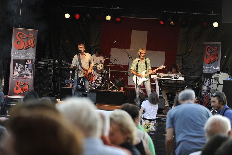 Die Herren von "Span" auf der Bühne an der 1. August-Feier in Zug am See. (Bild: Maria Schmid / Neue ZZ)