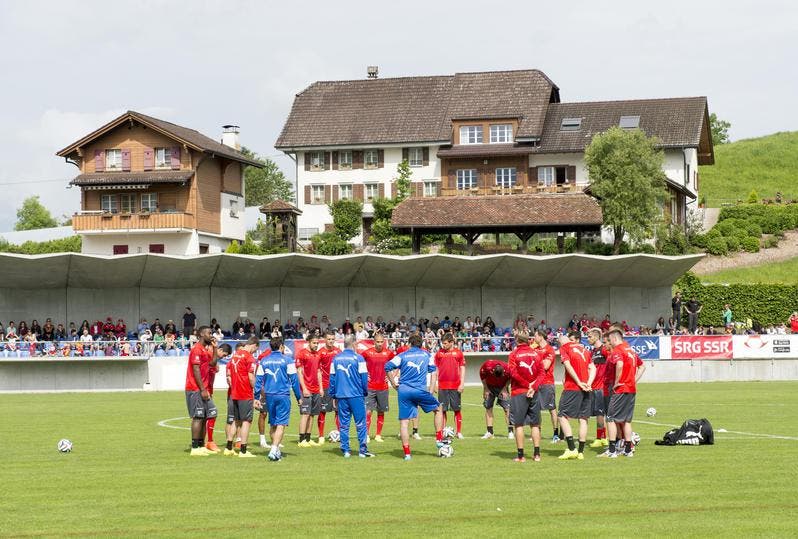 Erstes Training am Montagmorgen der Schweizer Fussball-Nati in Weggis. (Bild: Keystone)