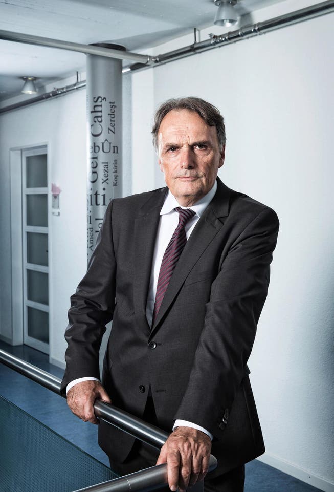 Mario Gattiker (60), Staatssekretär für Migration, aufgenommen an seinem Arbeitsort in Bern. (Bild Marco Zanoni)