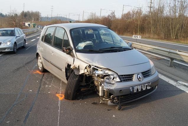 Dieses Auto wurde beim Unfall stark beschädigt. (Bild: Zuger Polizei)
