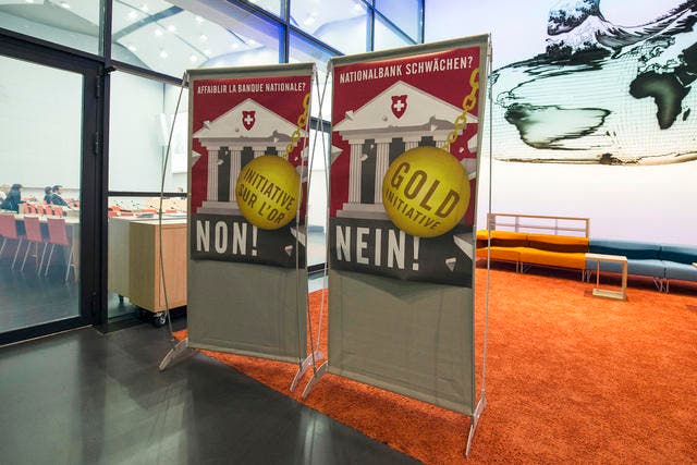 Abstimmungsplakate zur GoldInitiative hängen im Medienzentrum des Bundeshauses in Bern. (Bild: Keystone (Symbolbild))