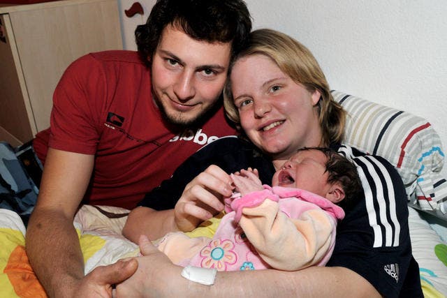 Die eben geborene Amanda Weber mit ihrem Mami Nadine Weber und Papa Josef Zwyssig. (Bild: Erhard Gick / Neue SZ)
