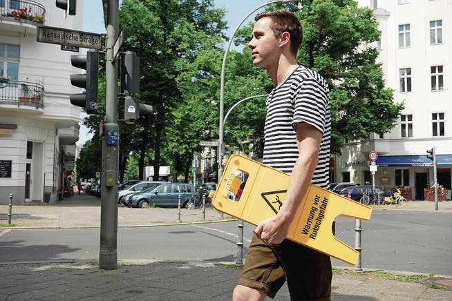 Millionenfach findet man die gelben Rutschgefahr-Schilder auf der Welt verteilt &ndash; auch an der Nassauischen Strasse in Berlin. Der Zuger Kulturschaffende Remo Hegglin will mit «Slippery World» die Menschheit vor drohender Sturzgefahr warnen.
