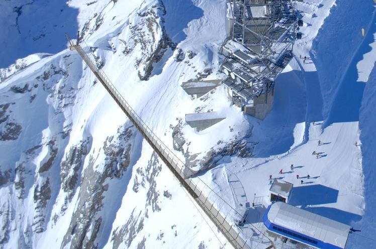 Hängebrücke mit der Bergstation des Sessellifts Ice Flyer (rechts). (Bild: PD)