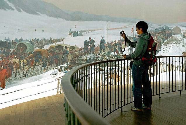 Ein Besucher fotografiert einen Teil des Panorama-Bildes im Bourbaki Luzern. (Bild: Dominik Wunderli / Neue LZ)
