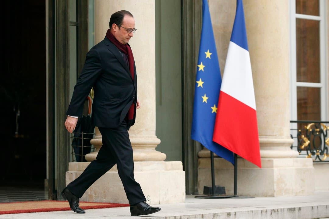 Staatspräsdient Hollande auf dem Weg zum Unglücksort (Bild: YOAN VALAT)