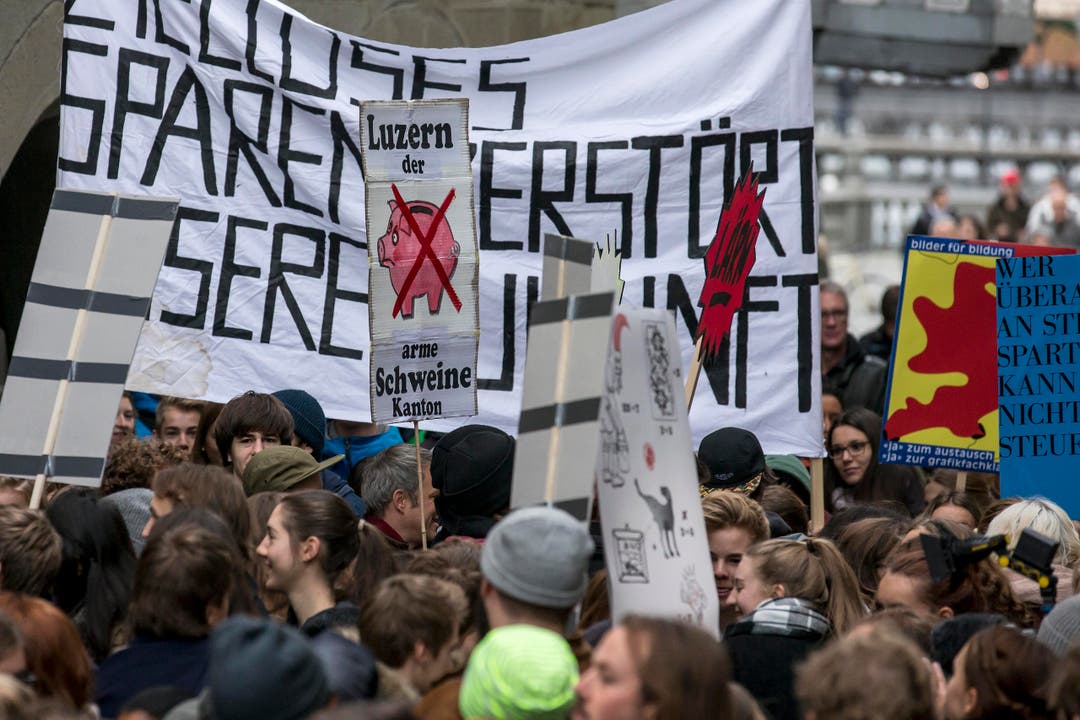 Rund 500 Personen protestierten am Montagmorgen gegen die Sparpläne der Luzerner Regierung. (Bild: Keystone / Alexandra Wey)