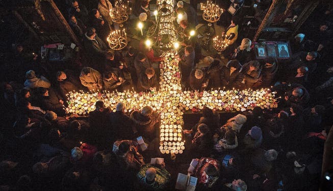 Orthodoxe Gläubige versammeln sich im bulgarischen Blagoevrad, 90 Kilometer südwestlich von Sofia, vor einem Kreuz aus Kerzen. (Bild: EPA (10. Februar 2014))