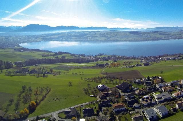 Blick auf den Sempachersee, links Sempach. Der Verband Luzerner Gemeinden und vier regionale Entwicklungsträger haben in Ruswil eine gegenseitige Absichtserklärung unterzeichnet. (Bild René Meier)
