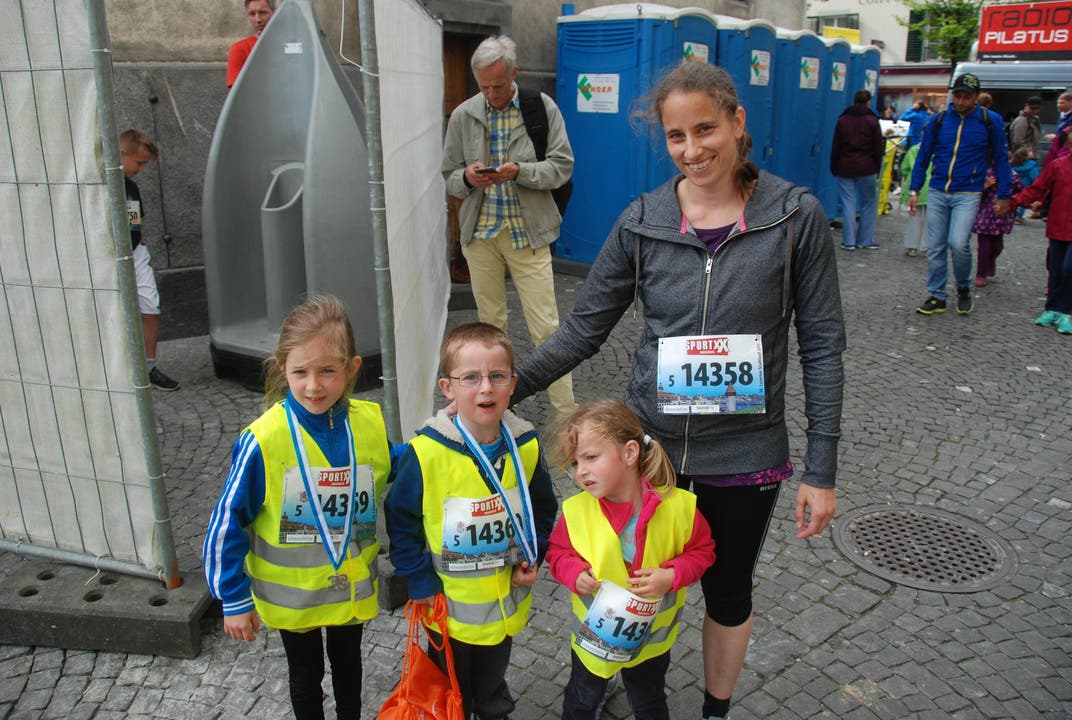 Muriel Morger aus Kriens mit Aline (links) und Leon (zweiter von links) Waser aus Emmenbrücke. (Bild: Swiss-Image)