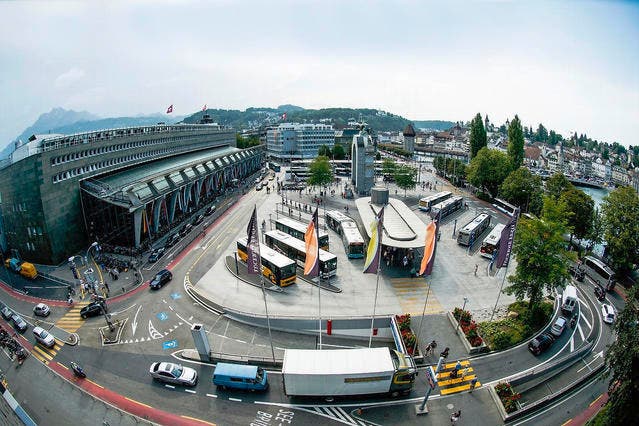 Der Bahnhofplatz mit seinen Busperrons, fotografiert vom KKL aus. Allfällige weitere Perrons kämen auf den südlichen Gleisanlagen des Bahnhofs zu liegen (links, auf dem Bild nicht sichtbar). (Bild: Roger Grütter / Neue LZ)