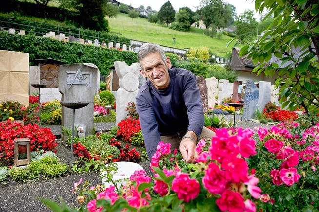 Balz Omlin bei seiner Arbeit auf dem Friedhof Sarnen. «Man sollte in unserer Gesellschaft viel mehr über den Tod sprechen», findet er. (Bild Corinne Glanzmann)