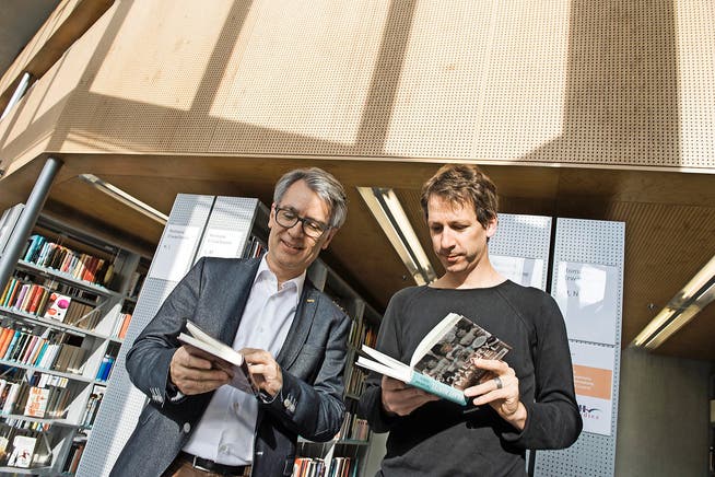 Bibliotheksleiter Josef Birrer (links) und sein Stellvertreter Tobias Schelling in der Stadtbibliothek.Bild: Nadia Schärli (Luzern, 3. November 2016)