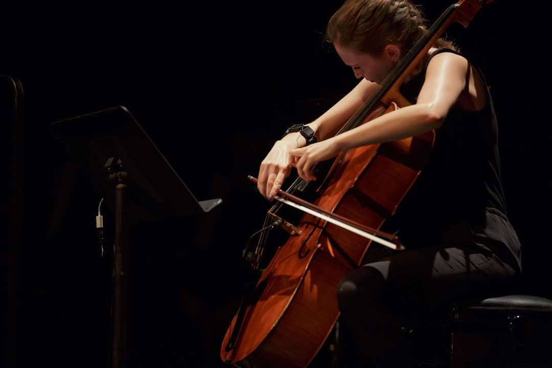 Late Night 3: Das Lucerne Festival Academy Ensemble. Im Bild eine Cellistin. (Bild: Stefan Deuber)