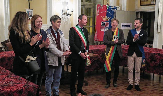 Der Krienser Gemeindepräsident Cyrill Wiget mit Mitgliedern des Stadtrats von San Damiano d&rsquo;Asti bei einem Besuch im Piemont 2015. (Bild: PD)