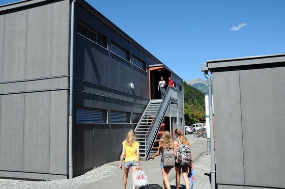 Die provisorischen Pavillons an der Kantonsschule in Sarnen. (Bild Adrian Venetz/Neue OZ)
