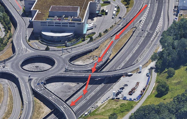 Der Autofahrer durchschlug mehrere Leitplanken, bevor er auf der Autobahn zu stehen kam. (Bild: Screenshot: Google Maps/Montage: jvf)