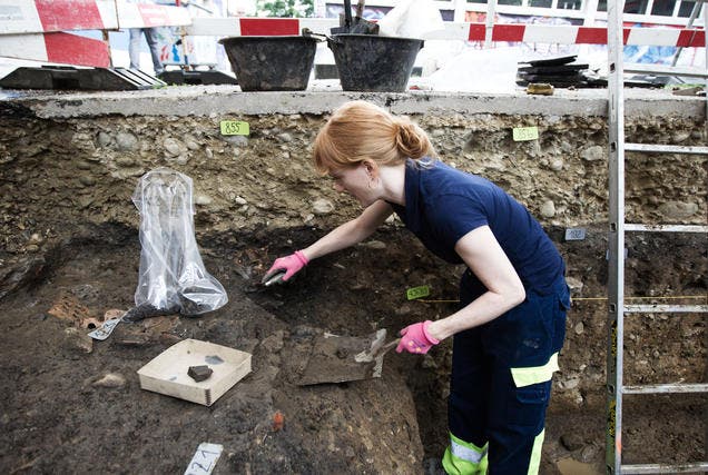 19. August 2013: Auf dem Vierherrenplatz in Sursee fanden archäologische Ausgrabungen statt. Im Bild legt Archäologin Angela Bucher gerade eine Keramikflasche frei. (Bild: Manuela Jans / Neue LZ)