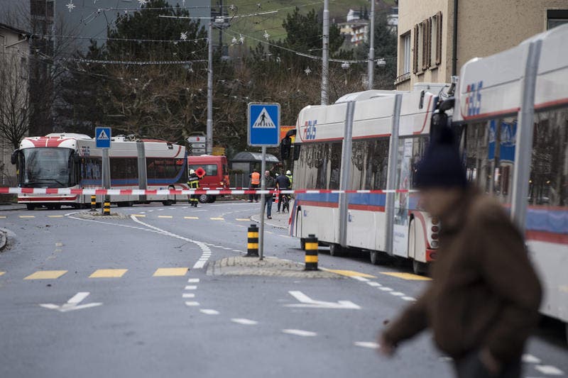 Die Buslinien zwischen Kriens und Luzern wurden wegen des Wintersturms Burglind unterbrochen. (Bild: Keystone)